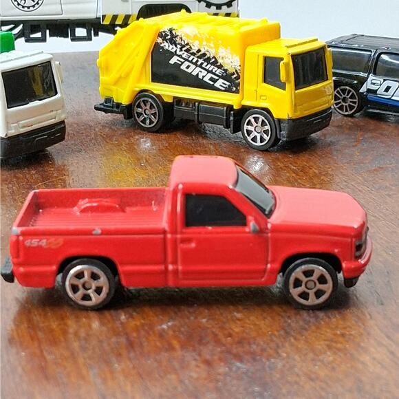 Maisto Diecast 8 Piece Car & Truck Lot Garbage Pickup Trucks - Picture 4 of 16